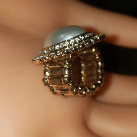 VINTAGE FAUX PEARL ELASTIC RING - Picture 3 of 3